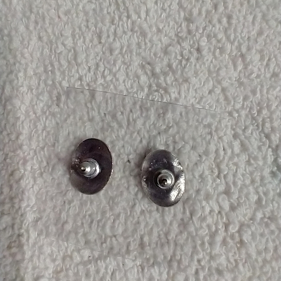Silvertone floral post earrings - Picture 2 of 3